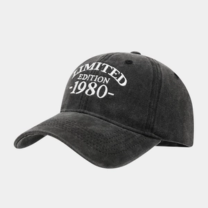Détail de la broderie Limited Edition 1980 sur casquette en coton délavé de qualité