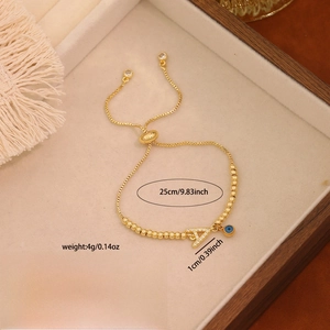 Dettaglio del bracciale occhio greco dorato regolabile con lettera A in cristallo