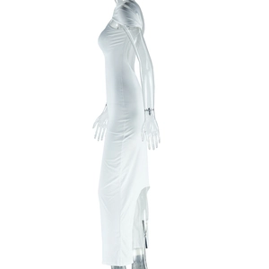Détail de la robe moulante blanche avec décolleté asymétrique et fente latérale sexy