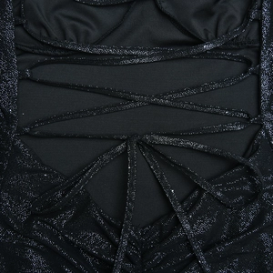 Vue détaillée de la robe noire scintillante avec bretelles croisées dans le dos