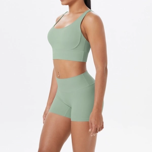 Vue latérale de l'ensemble de yoga vert clair avec brassière et short taille haute