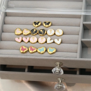 Boucles d'oreilles élégantes en acier titane avec papillons et roses en émail