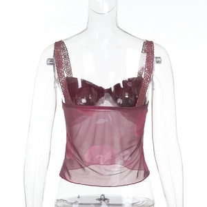 Détail du débardeur en tulle bordeaux avec bretelles en dentelle et imprimés fleurs