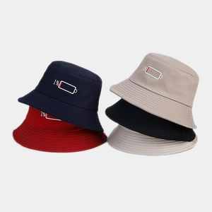 Détail de cinq bobs en coton de couleurs variées avec broderie batterie 1% sur le côté