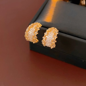 Macro de boucles d'oreilles en C plaquées or serties de cristaux de zircone scintillants