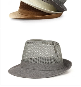 Detail van de ademende zomerse mesh fedora hoed met hol ontwerp en opgerolde rand