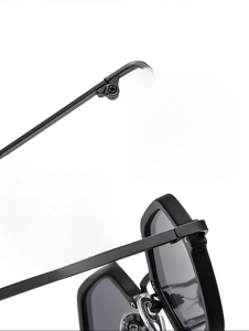 Dettaglio della cerniera in metallo e della montura nero opaco di questi occhiali punk