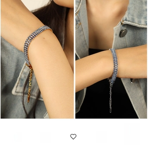 Vue détaillée du bracelet à trois rangées de strass en métal doré et argenté poli