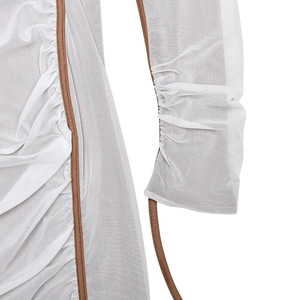 Détail d'une robe en maille blanche avec tissu plissé et finitions marron élégantes