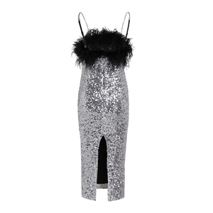 Détail de robe à paillettes argentées avec plumes noires et fines bretelles strass