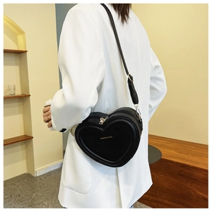 Vue détaillée du sac à bandoulière cœur en cuir noir avec inscription Fashion & Bag
