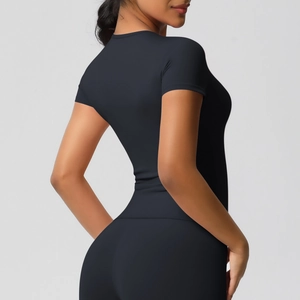 Détail de l'ensemble de sport gris foncé sans couture montrant le tissu extensible