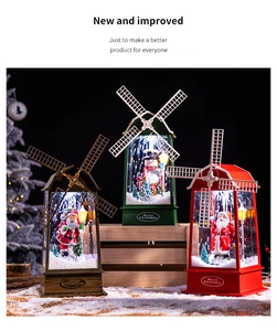 Détail de trois lanternes moulins de Noël avec lumières LED et effet de neige tournante