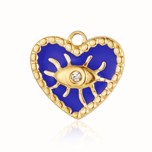 Detail eines herzförmigen Goldstahlanhängers mit blauem Emaille-Auge und funkelndem Diamant