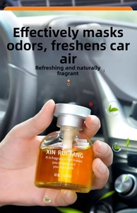Vue détaillée d'un flacon de parfum de voiture 65ML en verre avec liquide orange et bouchon