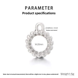 Détail d'un pendentif rond en acier inoxydable de 20mm avec gravures de crânes