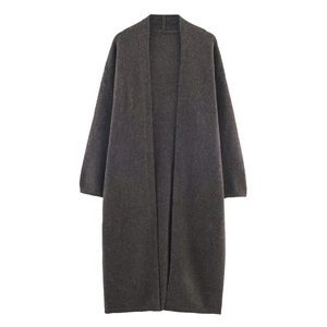 Detailansicht der dunkelgrauen Strickjacke mit langen Ärmeln und offener Vorderseite