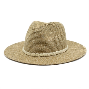 Vue détaillée du chapeau fedora en paille avec ruban décoratif tressé couleur crème
