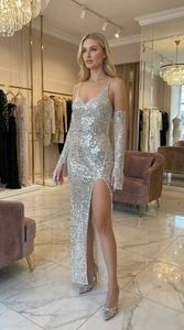 Details des silbernen Pailletten-Abendkleids mit passenden Ärmeln und hohem Schlitz