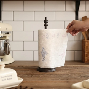Papierrollenhalter aus Gusseisen im Vintage-Stil mit dekorativem Kronen-Aufsatz auf Holz