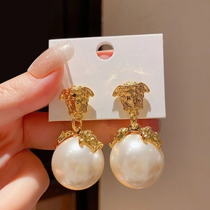 Orecchini vintage Medusa in oro con grandi perle bianche a goccia per un look elegante