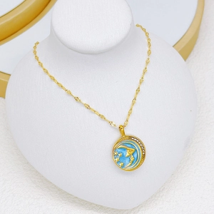 Collana dorata stella e luna con ciondolo in smalto blu su un manichino da collo bianco