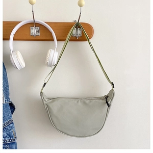 Sac porté épaule croissant minimaliste en nylon uni, sac besace décontracté pour femme.