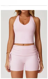 Detailansicht des pfirsichrosa Yoga-Sets mit Kordelzug-Shorts und Neckholder-Top