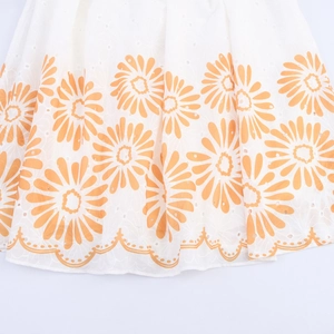 Robe blanche d'été à fleurs orange avec broderie anglaise et détails ajourés élégants