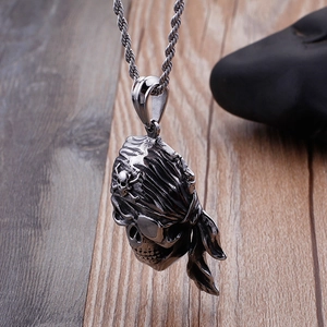 Détail du pendentif crâne de pirate en acier vintage avec cache-œil sur chaîne torsadée
