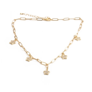 Détail du collier à maillons trombone dorés avec cinq pendentifs étoiles en zircon