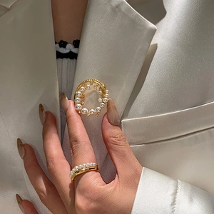 French Style Round Artificial Pearl Brooch Gold Plated Alloy With Zircon Circular Wreath Pin Elegant Accessory For Women Wedding