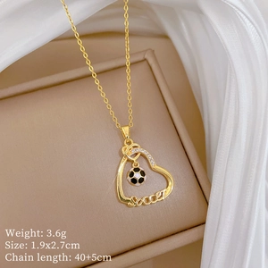 Détail macro d'un collier pendentif cœur de football doré avec strass sur boîte à bijoux