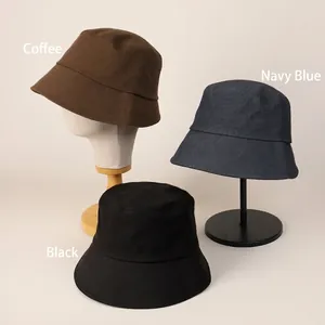Chapeaux bob pour femmes en café, bleu marine et noir avec bord arrière court