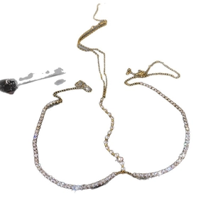 Elegante catena per il corpo dorata con strass scintillanti dal design quadrato e curvo