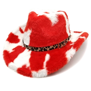 Détail du chapeau de cowboy en peluche rouge et blanc avec ruban léopard chic
