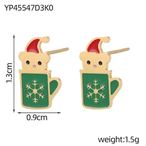 Détail montrant les dimensions des boucles d'oreilles ours et tasse de Noël, 1,3x0,9 cm