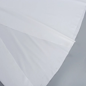 Detailansicht der weißen Chiffon-Stofftextur und des geschichteten Schlitzdesigns des Kleides