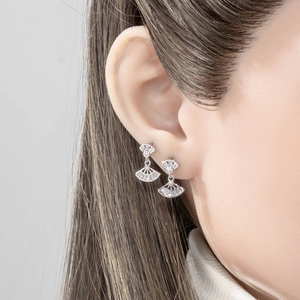 Elegante fächerförmige Muschel-Ohrstecker mit Zirkonia und silbernem Schraubverschluss