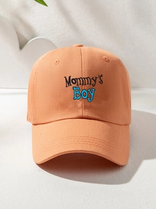 Detailansicht der orangefarbenen Baumwoll-Basecap mit Mommy's Boy Stickerei und Köperstruktur