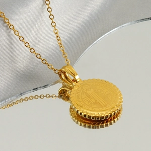 Collier médaille Saint-Benoît en acier inoxydable doré avec pendentif pièce ronde