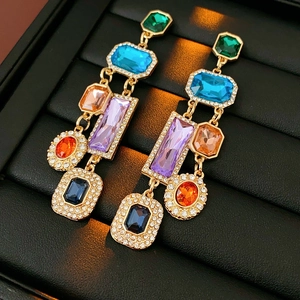 Detail von Luxus Vintage Goldohrringen mit bunten Edelsteinen und Pavé-Diamanten