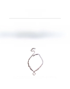 Detailed technical specs of clover titanium steel bracelet showing 16.8cm length and 5.9g weight