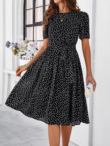 Détail d'une robe à pois avec une ceinture assortie nouée en un joli nœud élégant