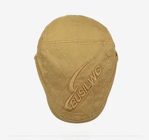 Vue de dessus d'un béret kaki foncé avec motif matelassé et broderie en relief