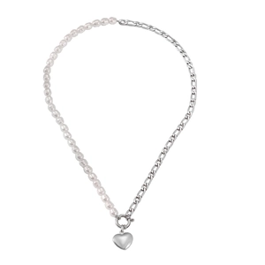 Detail einer asymmetrischen Halskette mit Perlen, Figaro-Kette und einem Herzanhänger
