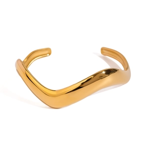 Chic 18k gold plated stainless steel wavy bangle with minimalist irregular design