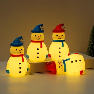Détail de lanternes LED bonhomme de neige avec accessoires bleu et rouge et lumière chaude