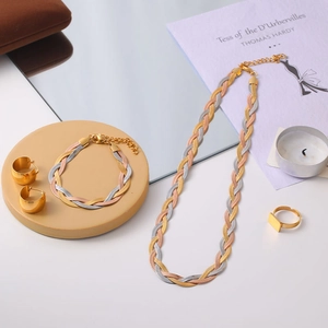 Dettaglio del set di gioielli intrecciati tricolore con collana, bracciale e anello
