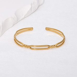 Bracelet jonc ouvert en acier doré avec chaîne évidée et design de corde torsadée